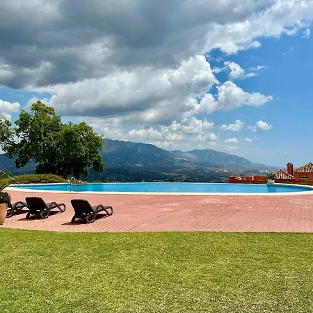 Bright In The Hills Of Elviria Lejlighed