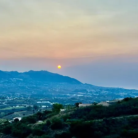 Bright In The Hills Of Elviria Lejlighed